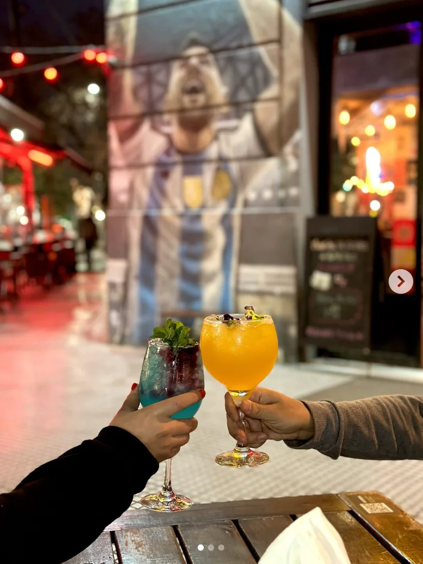 Brindis con tragos en La Choppería de Palermo